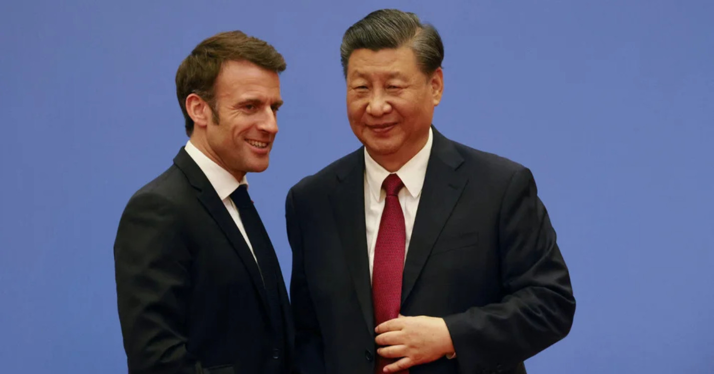 Xi Jinping en France la semaine prochaine, Théâtre : « Les amis du placard » Les 9 et 10 et 15 mai