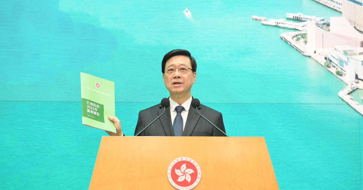 Discours de politique générale de John Lee, un dimanche en famille à la plage avec HKAccueil