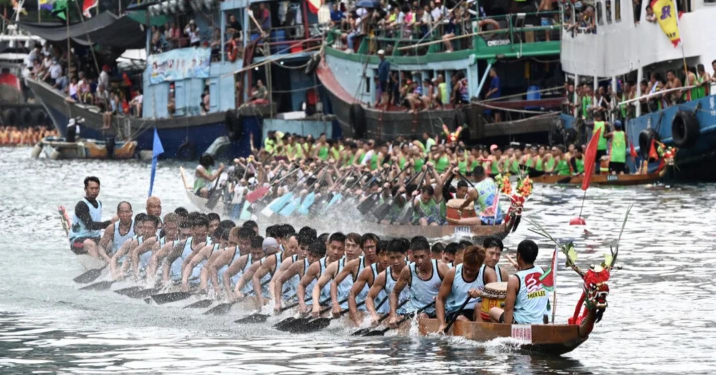 Succès pour le festival du Dragon Boat, Michel Drucker rend hommage à Jacques Martin